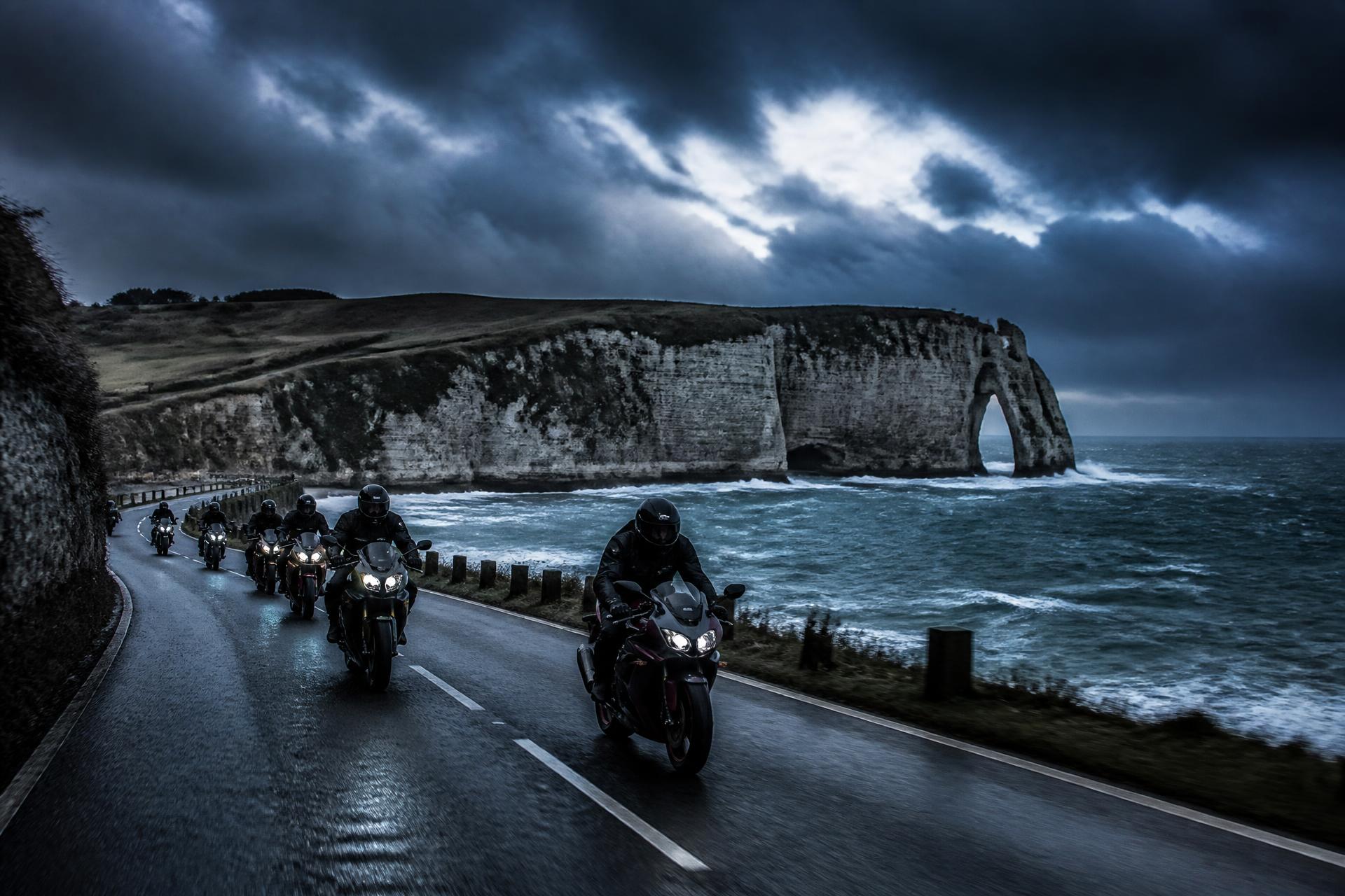 Motards de la FMF Normandie sur une route littorale surplombant les falaises de craie